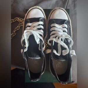 Canvas shoes